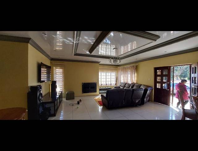 5 BEDROOM HOUSE FOR SALE IN CLARINA